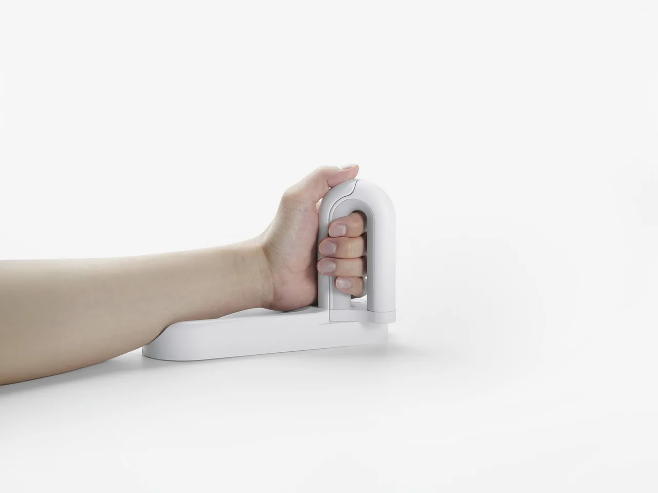 팔을 베이스에 올리고 네 손가락을 아치 안에 넣은 사용 자세